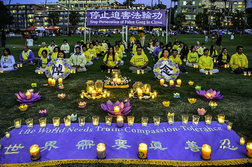 夜幕降临,法轮功学员举办烛光悼念,悼念被迫害致死的法轮功学员,呼吁制止迫害。