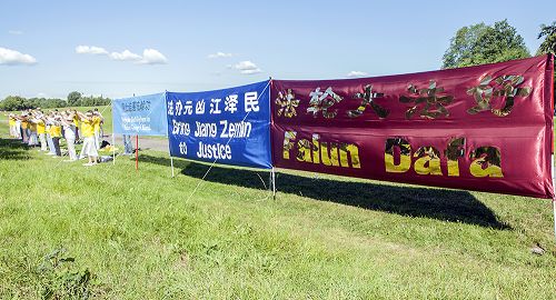 法轮功学员在中国驻瑞典使馆前举行集会,呼吁法办中共首恶江泽民