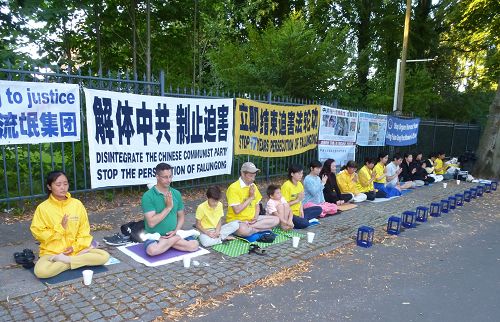 图1-2:七月二十日,丹麦部分法轮功学员在哥本哈根中使馆前举办烛光守夜,悼念被中共邪恶政权迫害致死的大陆同修,纪念法轮功学员和平反迫害十七周年。