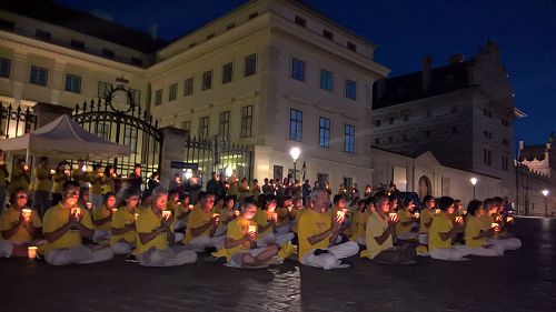 图3-4:法轮功学员烛光悼念十七年来被中共迫害致死的法轮功学员。