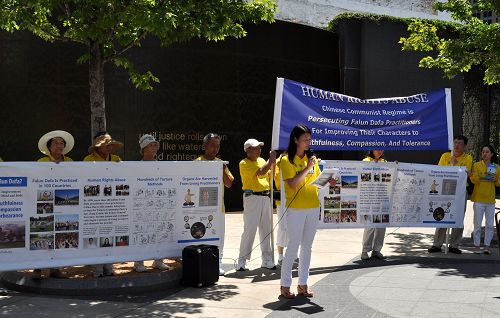 法轮功学员、美国一电讯公司高级工程师杨女士讲述法轮功学员高蓉蓉被中共警察电击毁容后被虐杀的案例,令在场的人震惊。
