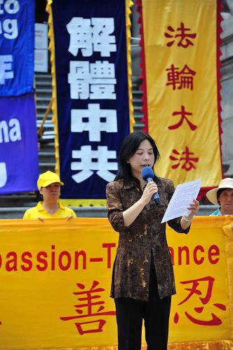 图9:七月二十日,温哥华退党服务中心方女士在集会规劝所有中国人:不要等、不要犹豫,退出中共党、团、队,选择与邪恶决裂、与善良同行。