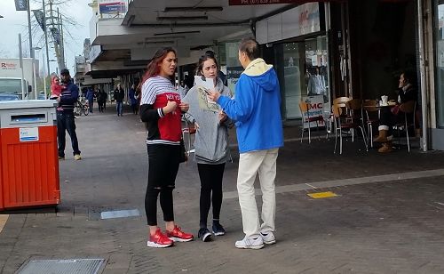 图5-7:各地民众签名支持法轮功反迫害。