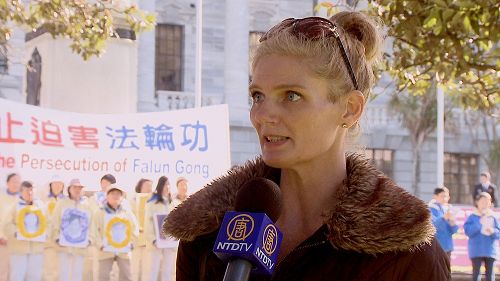 图8:教师翠丝•卢戈金(Traci Rugkin)女士接受采访表达对法轮功的支持。
