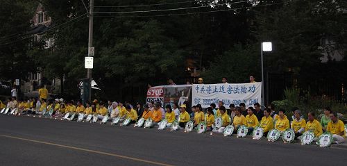 图7-8 :晚上八点至十点四百多名法轮功学员参加了烛光悼念。