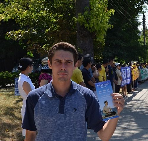 图9:西人Justin了解真相后说:“需要我做什么?我会和你们站在一起!”