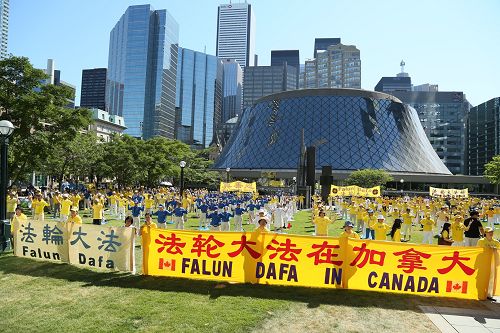 图1-3:近千名法轮功学员多伦多市中心都市会堂(Metro Hall)外举行集体大炼功