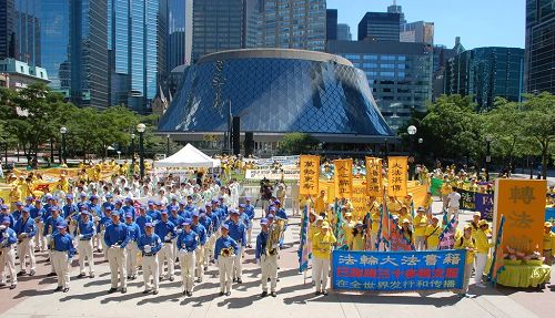 图4-5: 加拿大各地的部分法轮功学员在多伦多市中心都市会堂(Metro Hall)外举行集会