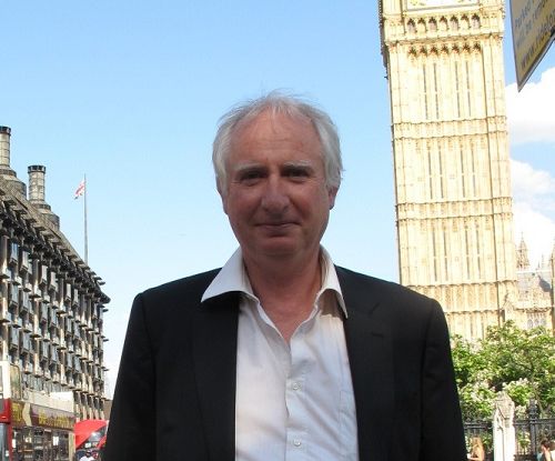 丹尼尔•赛克纳(Daniel Zeichner MP)议员来到法轮功学员活动场地表示支持