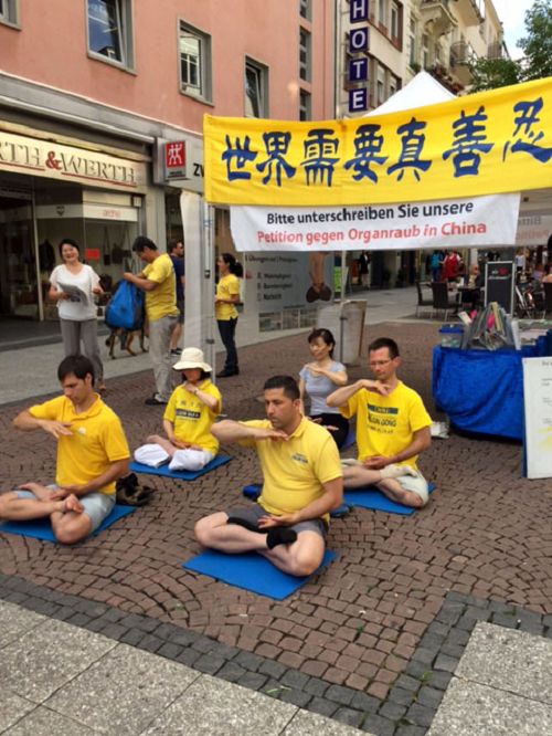 图1:当一队队的中国游客从马路对面过来时,看到的第一个场景就是这一幕。