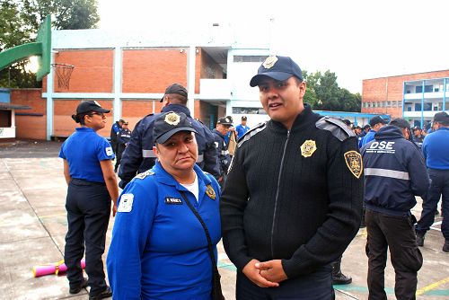 警察噶尔克发(右)表示,炼完功后,感觉身体变轻