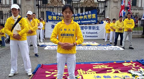 图5:法轮功学员在北爱尔兰市政厅前炼功