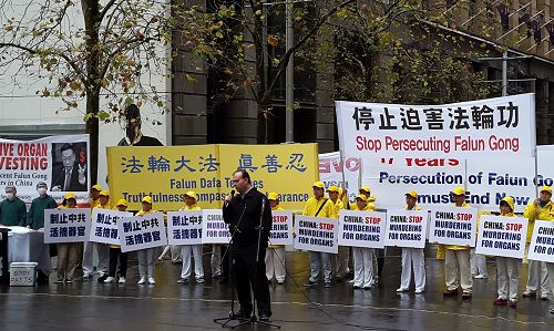 图14:前市议员、律师詹姆斯•肖(James Shaw)在集会上发言