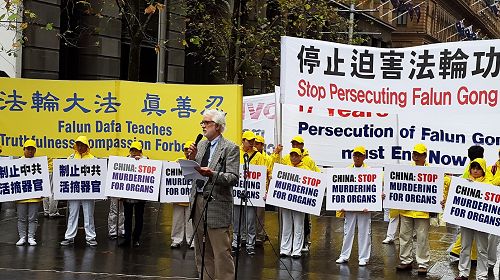 图15:人权活动家鲍勃•维尼康博(Bob Vinnicombe)先生在集会上发言
