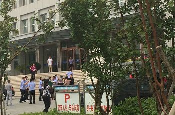巴林左旗公安局警察绑架大法弟子赵春霞等四人,被拽上台阶是赵春霞。右面穿黑衣服的是左旗公安局国保大队长黄建。