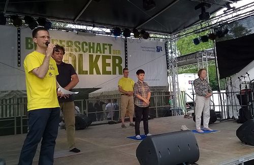 法轮功学员展示功法,揭开阿沙芬堡市今年的多族裔团结庆典舞台表演。