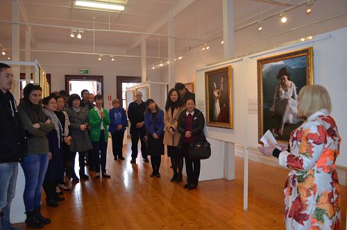 图1:为期十五天的“真善忍国际美展”南澳巡回展在南澳洲著名旅游城市阿德雷德港的黑钻画廊(Black Diamond Gallery)举行,并于七月二日下午三点举行了开幕式,当地政府官员、艺术工作者及民众前来支持。