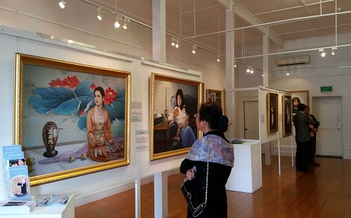 图2-3:展出的30余幅作品通过精湛正统的绘画技巧和构思展现了法轮大法深邃的精神内涵,并以写实的手法揭露了中共政权对中国法轮功修炼者的残酷迫害,画面深深触及到与每位观众的心灵。