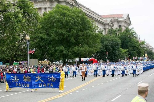 图1-9:法轮功学员参加美国首都的独立日游行