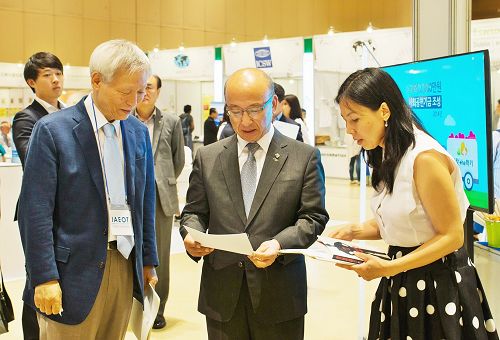 图4: 韩国前任福祉部长官、现任国民年金公团理事长文亨杓(右二)得知在中国发生的强摘器官事实后非常震惊
