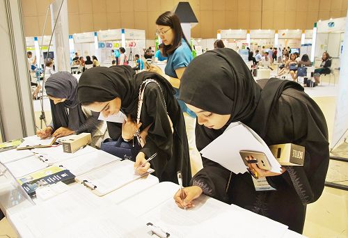 图5-8:各国主要大学社会福祉学科教授及各国与会者在会展现场签名反对中共活摘器官。