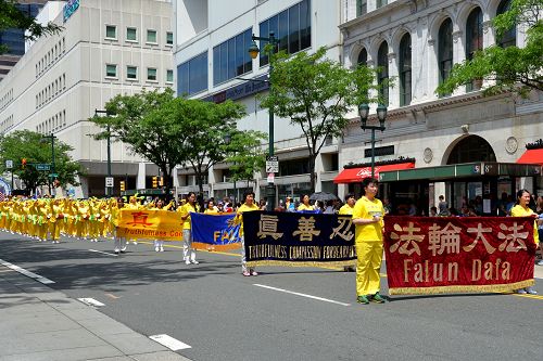 图1-3:法轮功学员组成的腰鼓队连续第十六年受邀参加费城独立日游行。