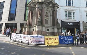 图3:英国布赖顿市中心街头的法轮功真相横幅