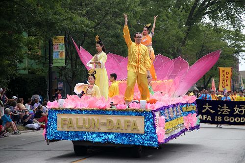 图1:芝加哥法轮功学员参加埃文斯顿市美国独立日游行,主办方与观众赞花车亮眼。
