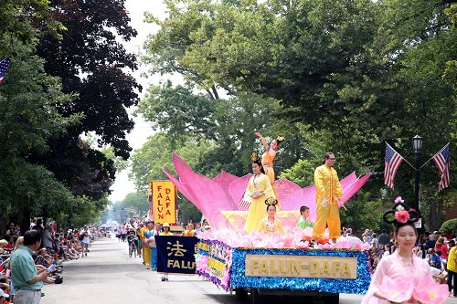 图2-4:在埃文斯顿市美国独立日游行中的法轮功队伍。
