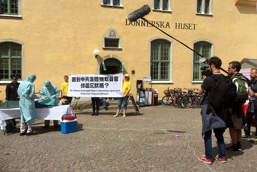 图1-2,法轮功学员在瑞典榆树谷公园周上举办活动,揭露中共迫害