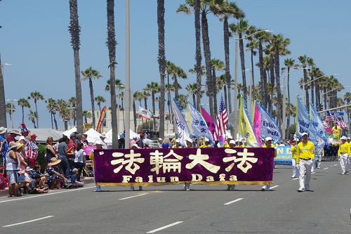 图1-3:在杭庭顿海滩市国庆游行中的法轮功学员队伍,鲜明亮丽的色彩,祥和的炼功音乐和优美的功法表演,让人瞩目。