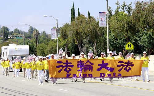 图4:法轮功学员参加大洛杉矶地区哈仙达岗市的国庆游行,希望人们了解法轮功的真相。