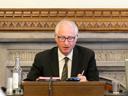 英国会议员丹尼尔•赛克纳(Daniel Zeichner MP)主持会议