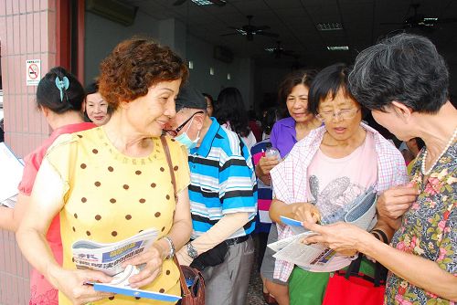 法轮功介绍会结束后,民众满脸笑容拿着真相资料高兴离去。