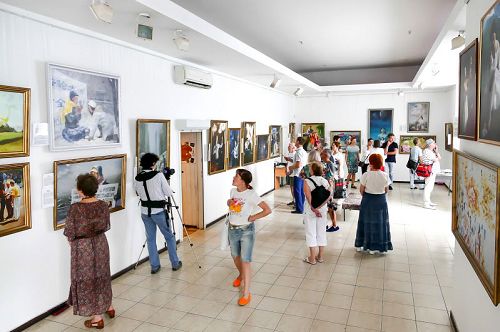 “真善忍”国际美展再次在乌克兰基辅展出,图为美展现场
