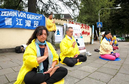 '法轮功学员在德国慕尼黑中领馆前举办抗议活动,呼吁还王治文自由。'