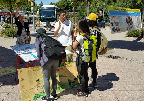 ƍ,给越南留学生讲中共迫害法轮功的真相'