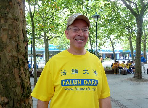 自一九九五年开始修炼法轮功的斯万(Sven)说,只要欧洲有大型讲真相的活动,他都会想办法参加,因为,“告诉别人这场迫害的残酷是非常必要的。”