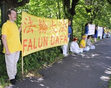图1-2:法轮功学员在中共驻拉脱维亚使馆前抗议迫害