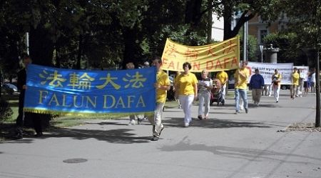 图4:法轮功学员的游行队伍穿过里加市中心