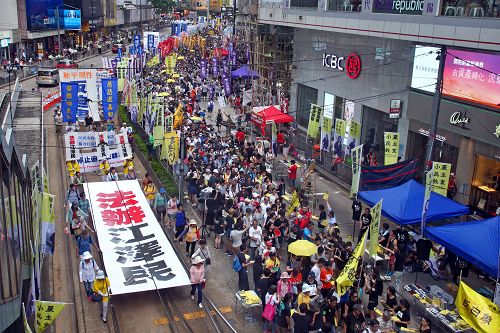 今年香港七一大游行,民众举着“法办江泽民”的横幅,声援诉江大潮。