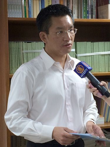 台北市议员童仲彦认为:中共迫害法轮功、践踏人权普世价值,这是全球的事,全世界应该不分种族肤色,联合起来制裁中共的恶行。