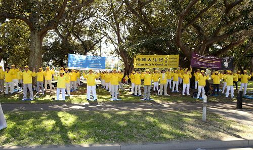 图1-2:二零一六年八月十四日,悉尼举办一年一度的“城市到海滩” 马拉松长跑慈善活动,悉尼法轮功学员在长跑中点——玫瑰湾的莱恩公园(Lyne Park)展示功法,美好祥和的场面吸引了跑步者的关注。