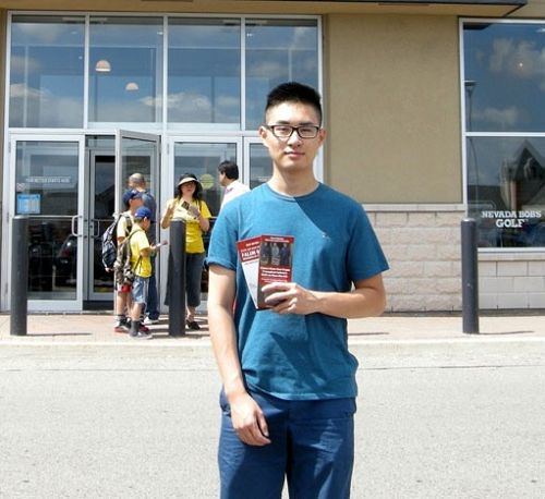 图8:Queens大学大学生Jonathan Siu签了名后说:“我支持你们的反强摘、反迫害活动。”
