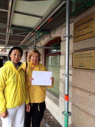 瑞典法轮功学员向中领馆递交了一封公开信,敦促中国政府立即重发护照给王治文,还他自由。
