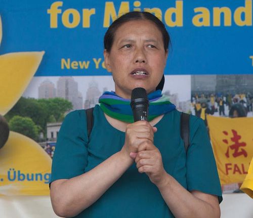 '(图二)十五天不许睡觉,把人用手铐吊在空中……这是李军亲身经历过的冰山之一角。'