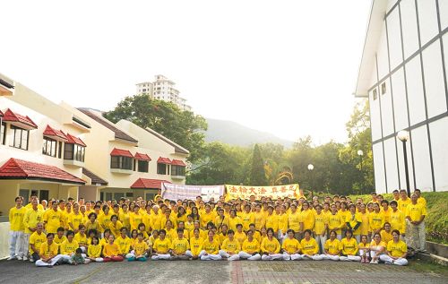 '图4:参加学法交流会的法轮功学员们在晨炼后合影。'