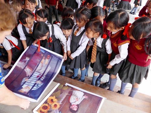'图5:学生们通过图片了解真相'