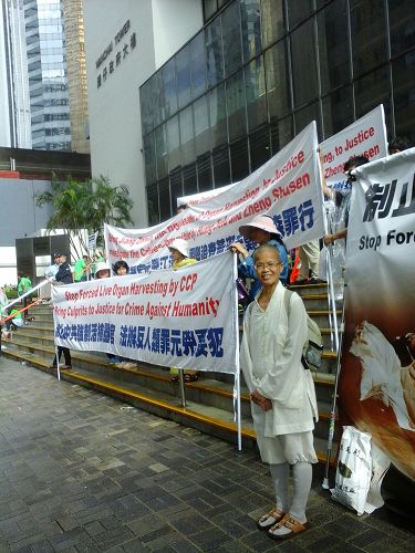 图3:出家人赞赏法轮功学员的义举并与法轮功学员合影。