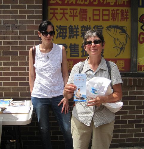 '图2:来自西雅图市的华盛顿大学电影学教授Claudia Gorbman女士(右)在“反强制活摘器官”征签表上签名后留影'